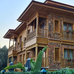 Amber Oda ve Kahvaltı